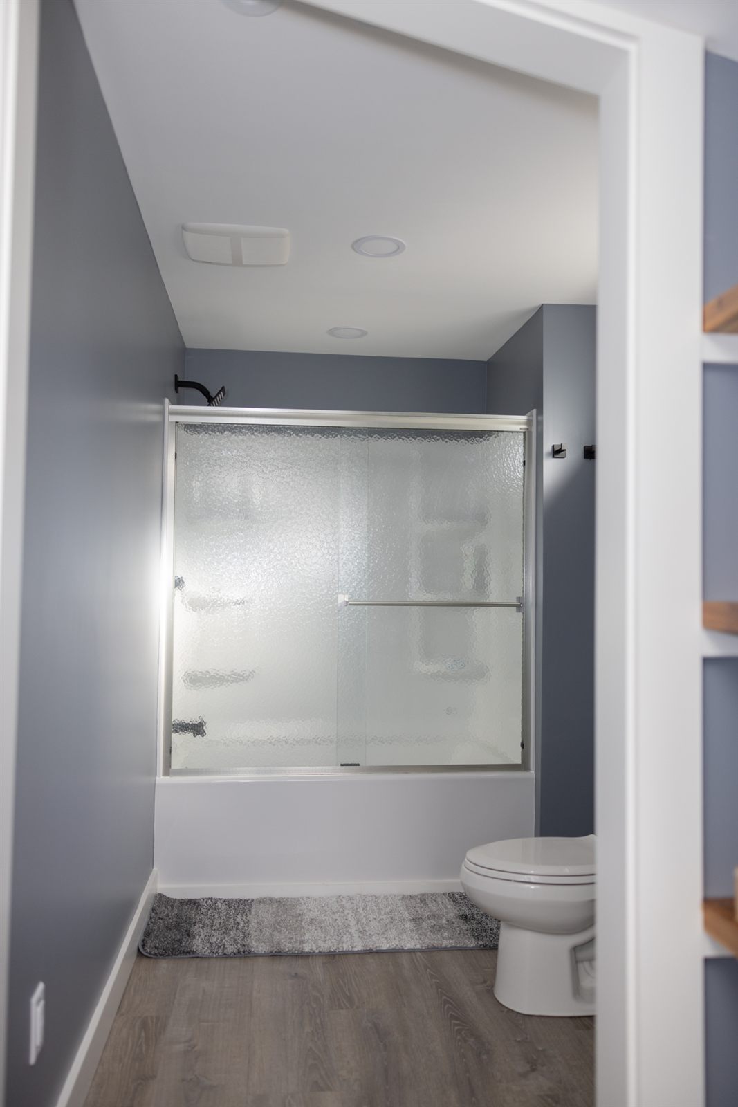 Relaxing bathroom soaking tub